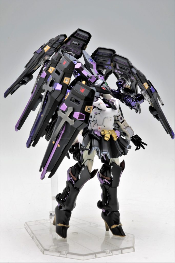 最大の特徴は、8枚のシールドシールドは棺を模していて、わかる人にはわかるとおもいますが、ペルソナ3の主人公が操る死神のペルソナ「タナトス」のデザインをオマージュというか、丸パクリして、アストレイのシールドで再現しました。