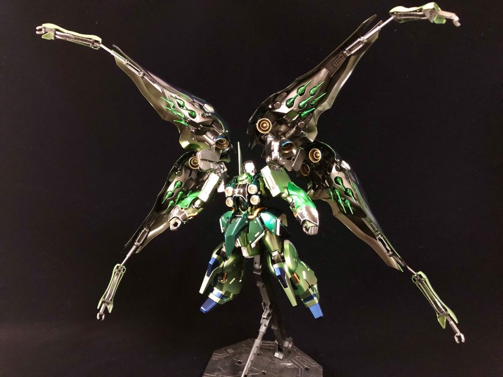 収納アーム展開。MGを凌駕する大きさです。