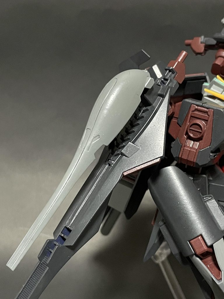 ウィンチキャノンは本体との接続部を簡略化。先端には副兵装のビームガンを追加。内部の目立つ肉抜きは蓋を設置。