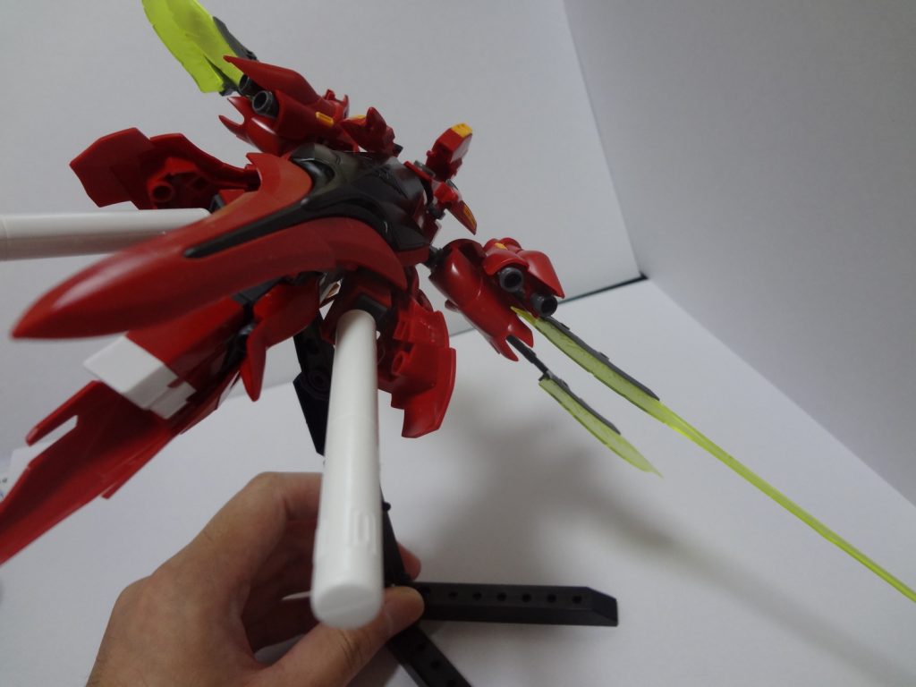 高機動戦闘に対応するため、戦果を残したシナンジュのブースターユニットとタンクが流用されている。