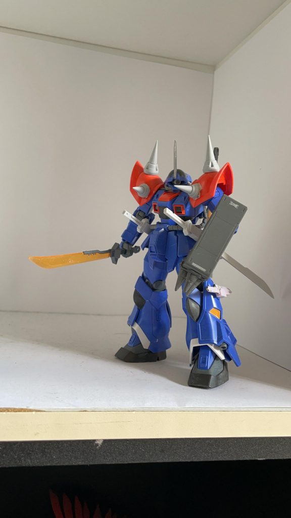 上の写真から角をアスタロトのナイフを尖らせたものに変更。目をMSサイトレンズの4の底面を削って接着。肩スパイクは真ん中を1/100用のMSスパイクを使って、両サイドは1/144用のMSスパイクを使ってます。 