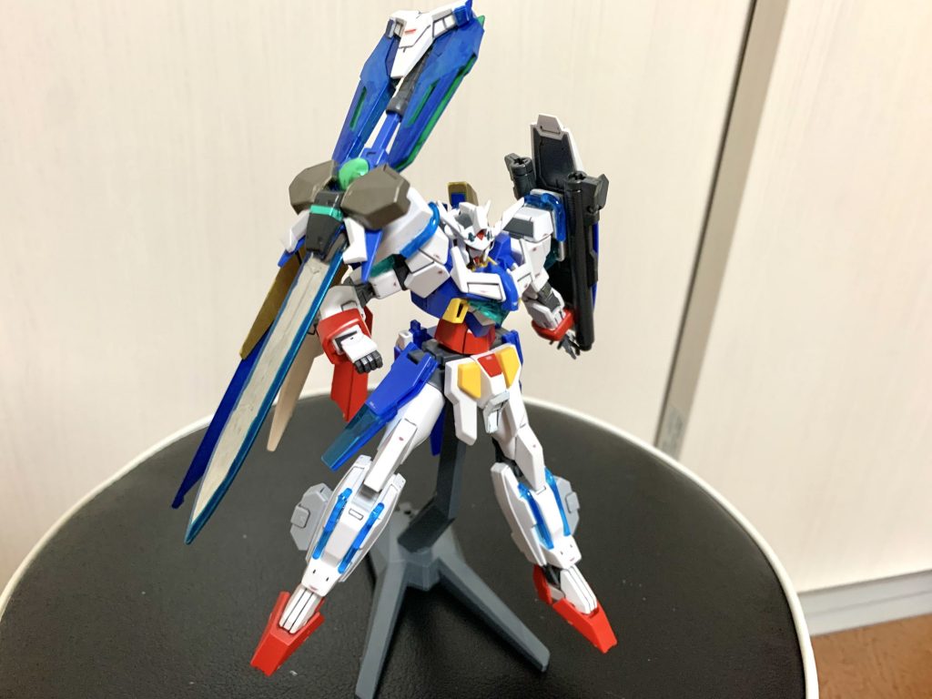 ビルドガンダムAGE-2アーサーブースターの青いパーツを換装した姿エクスカリバーを連想させる大剣で戦う。