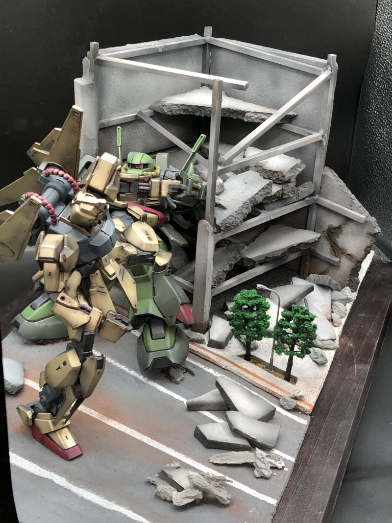 全体図はこんな感じです😊…壊れた建造物は骨組みを作り…石膏と高密度発泡…あと隙間に石膏粘土を塗り、仕上げました😊😊…道路の表現が甘いなぁと痛感してます😥次回の課題です😓😓…以上です❗️ご覧いただきありがとうございました🙇🙇✨❗️