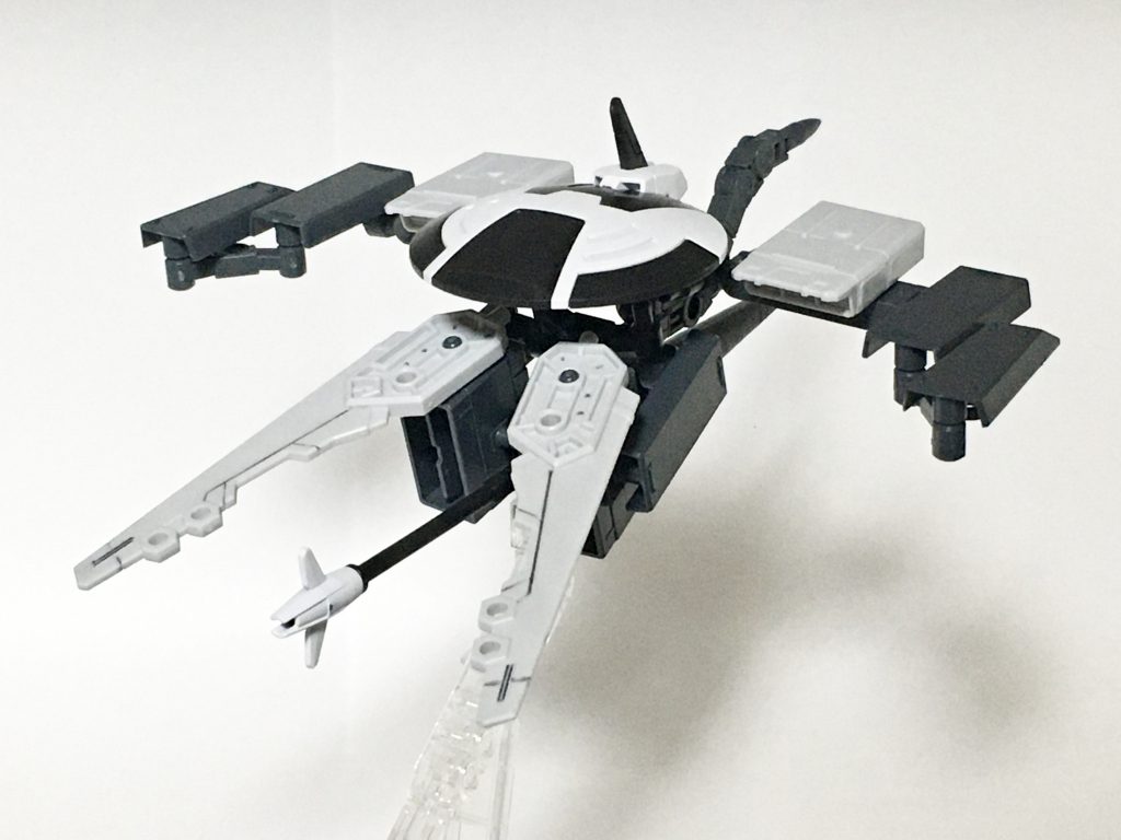 ブレイブブースター、背面。シールドビットと羽の先端、しっぽにはIフィールド(対ビームバリア)発生装置が搭載されており、装甲を持たないブレイブブースターの数少ない防御手段になっている。