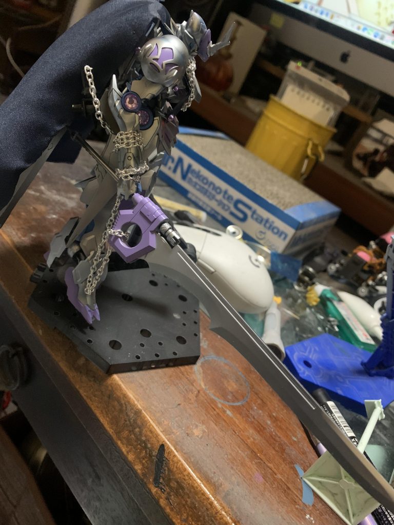 鎖鎌は右手に鎖を巻き付けて収納