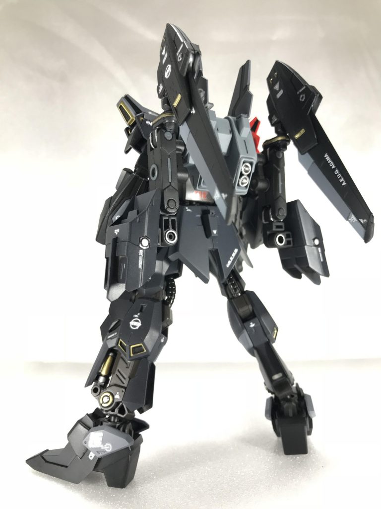 肝となるのはやはり、このウイングです。オレ設定を少々。。真 百式クワトロ用に調整された百式は、被弾しない事を優先され装甲を犠牲にした非常にピーキーな機体との事なので、各部装甲の強化と運動性を下げないためのスラスターの増設を目指しました。しかし、それに伴う機体重量の増加の影響を懸念して各所(フロントアーマーや肩など)の装甲を軽量化する事で運動性のバランスを保つ事に成功。また、本来は変形する事を目指したデルタガンダムから技術的にやむを得ず変形機構をオミットした百式ですが、変形せずとも長距離飛行を可能にさせたのが、この[AMBACウイングユニット]である！