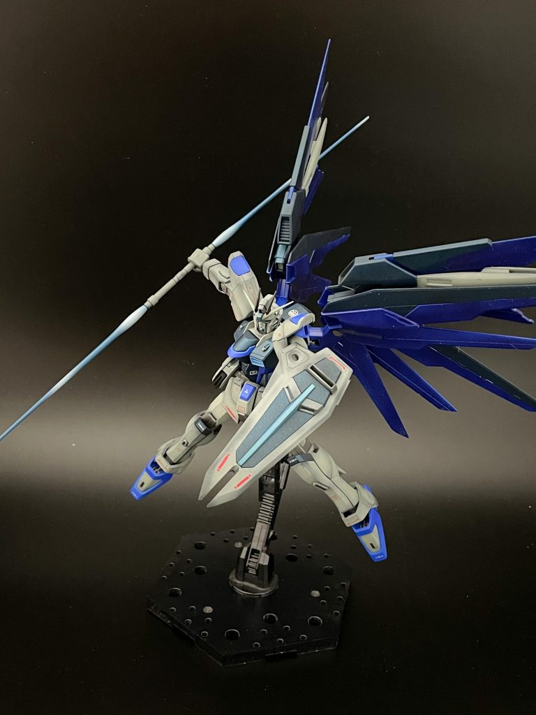 ビームサーベルは青色に変更。付属のものを色替えしてグラデ。追加ウイングはバラエーナの基部を流用して接続してます。