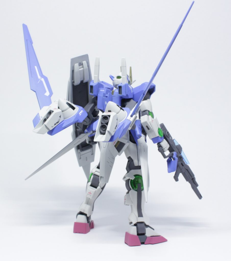 前後写真あまり改修点としては多くないですが、型落ちの主人公機を改修して他のキャラが使ってるような雰囲気が出てればいいなと。特にツインドライヴの配置の変更と、そこから伸びる大型クラビカルアンテナによって大きくシルエットを変えています。