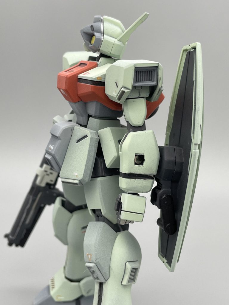 シールド取り付け基部を短めにカット、円柱内部と側腕内部にネオジム磁石を仕込んであります。元の長さだと腕後方マウント時に不自然な隙間ができてしまっていたのですが、この改造で側面・後方共に自然な形で装備できるようになりました。