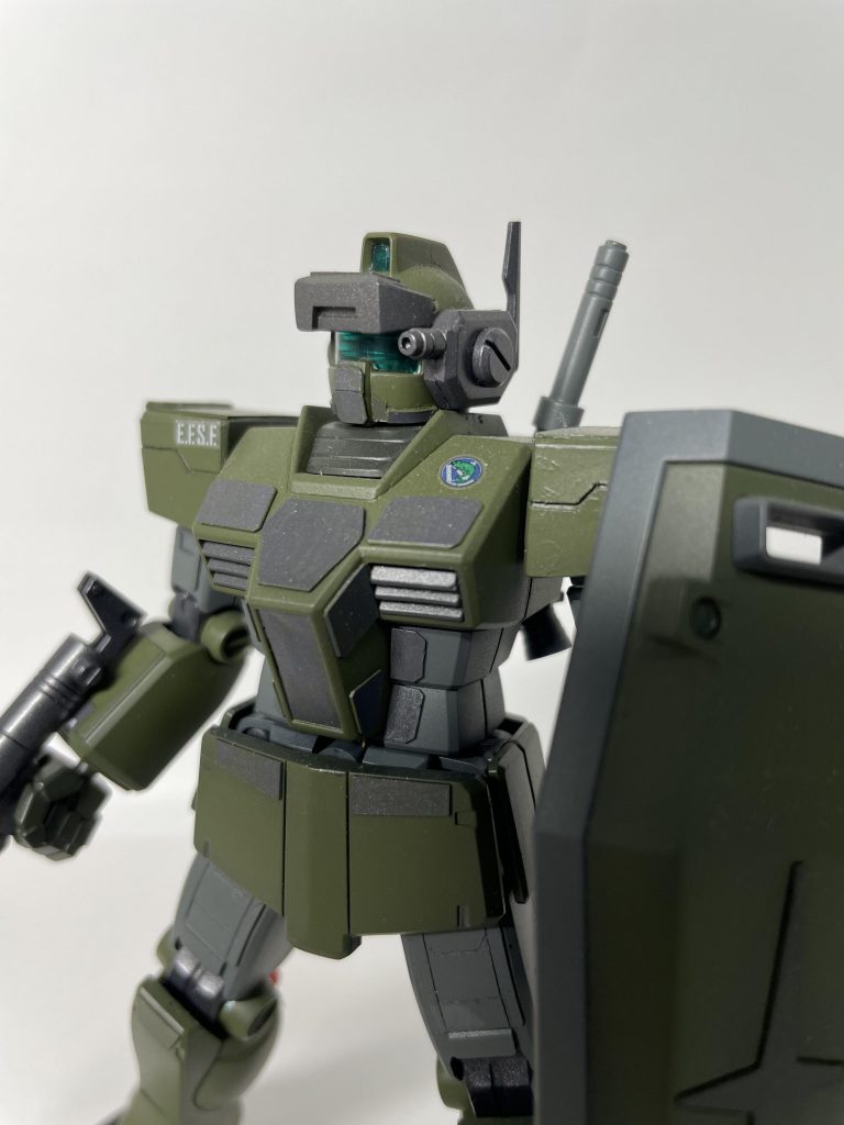 頭部バイザー型センサーユニットで索敵と通信強化、ヘッドバルカンが使えなくなった代わりに大口径バルカンポットによる武装強化。コックピット周りの追加装甲による生存生の向上などの改修。