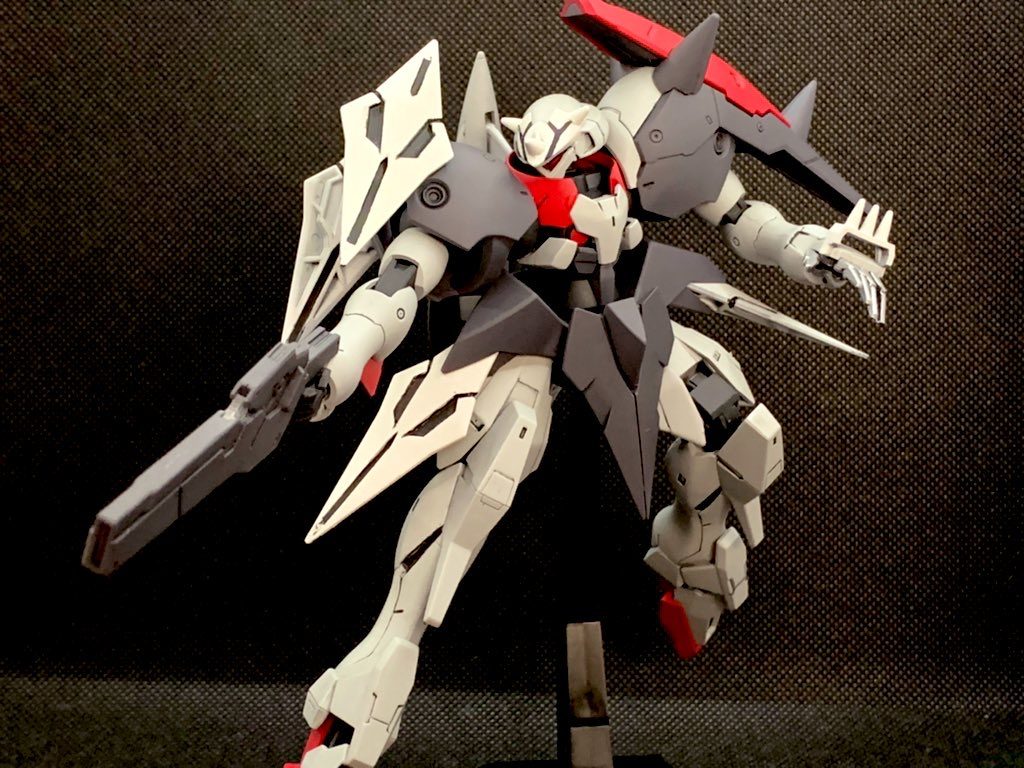 携行武器としてラファエルガンダムのビームライフルを装備。また、ガッデスのGNファングを5基搭載しており、戦闘の補助や死角からの攻撃が可能。