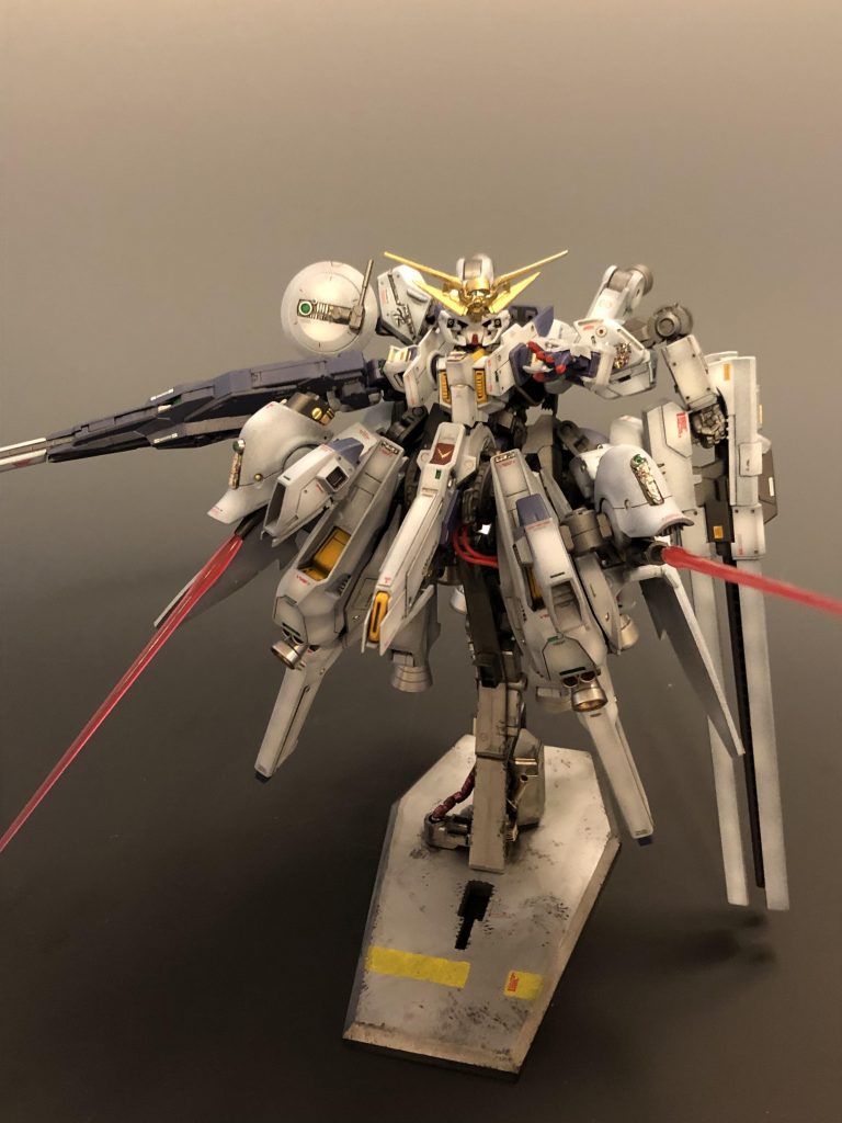 センサー付きフロントスカートの内部にビームガンを内蔵。可動域もかなりあるので、死角への牽制射撃やサーベル代わりにそのまま使用する事を想定しています。