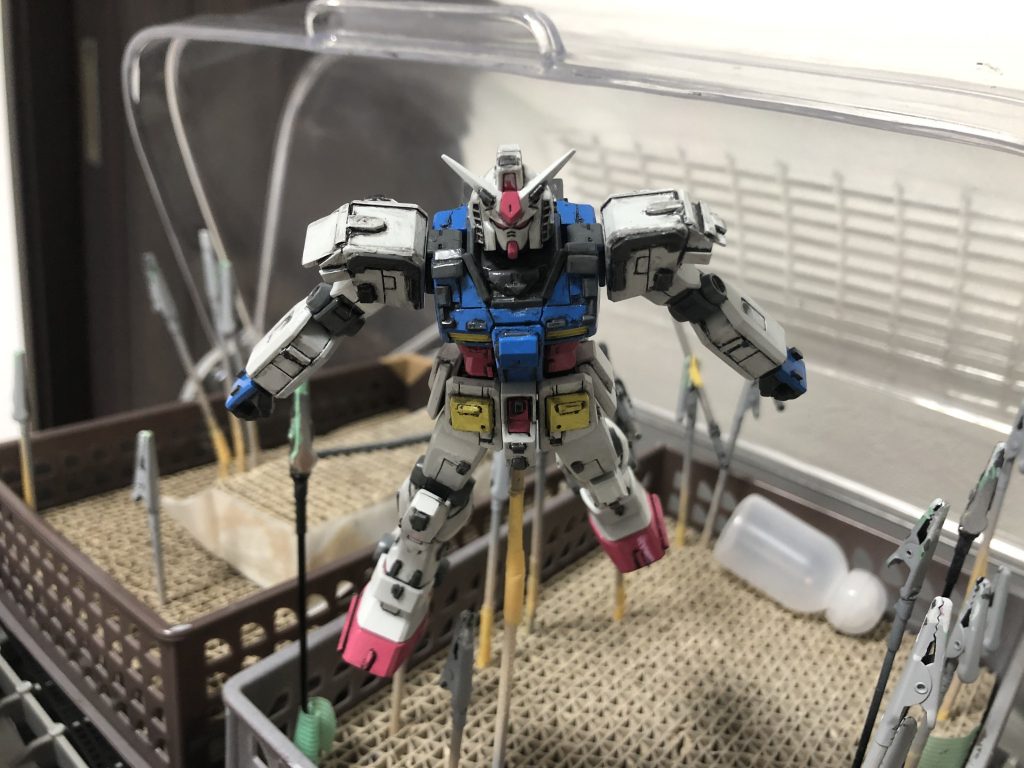 塗装はいつも通り新水性ホビーカラーの筆塗りで。白色部分はH21グランプリホワイトとH52ニュートラルグレーの調色。(これをベースAとして、以降の色作成にも使用しました。)黄色部分はベースAとH4イエロー(黄)の調色。青色部分はベースAとH5ブルー(紺)の調色。赤色部分はベースAとH3レッド(赤)の調色。灰色部分は濃い部分がベースAとH95スモークグレーの調色。薄い部分はH52ニュートラルグレー銀色部分はシタデルカラーのリードベルチャー。墨入れは油絵の具クサカベのマルスブラックをホルベルンで薄めつつ。