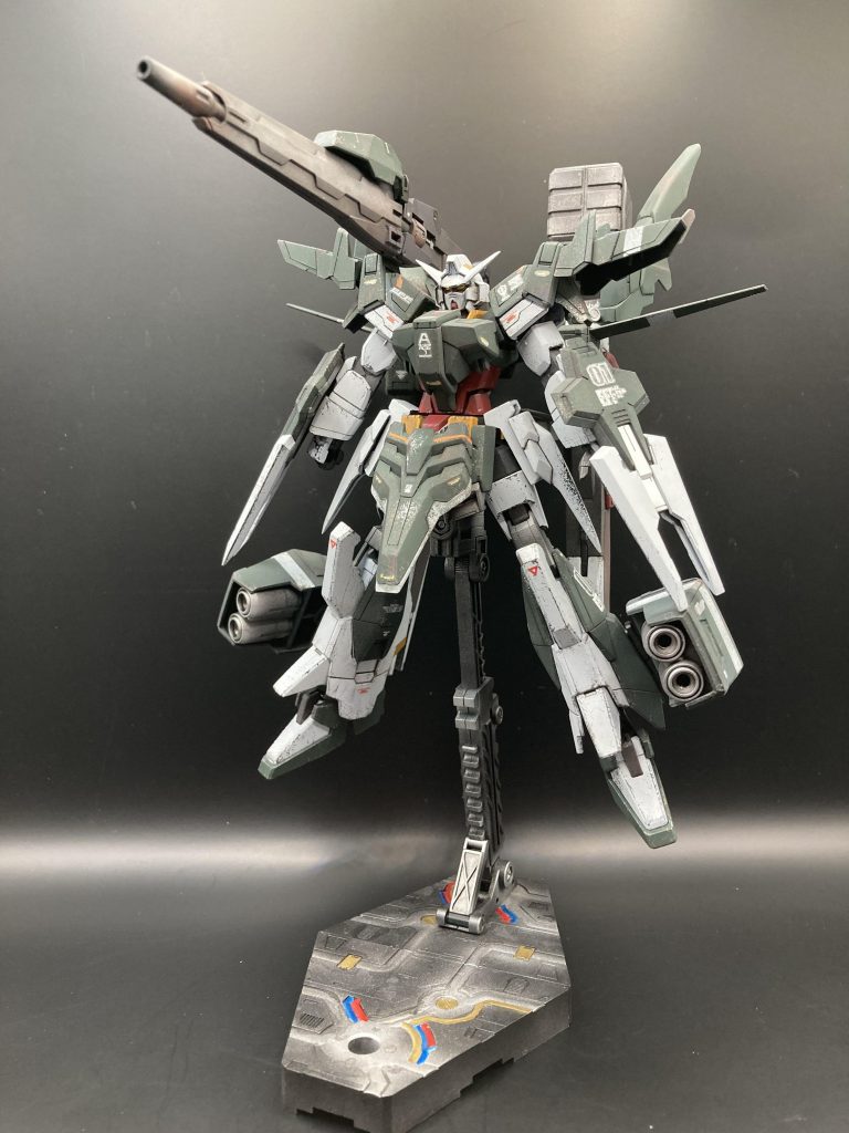 全体像左斜めビクトリーガンダムのV2アサルトバスターにもシルエット近いかも?な仕上がりに満足♪両肩のハイニューガンダムアーマーを流用した肩アーマーのラインの繋ぎは特にお気に入り♪