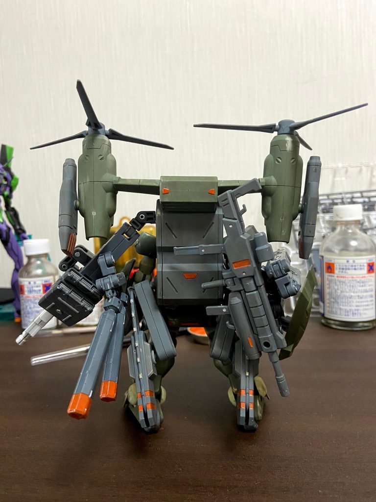 バックパックの右側には、コトブキヤのミサイルポッドを中心にアームアームズでサブアーム、レッドベレーのライフルとシールドを接続。
