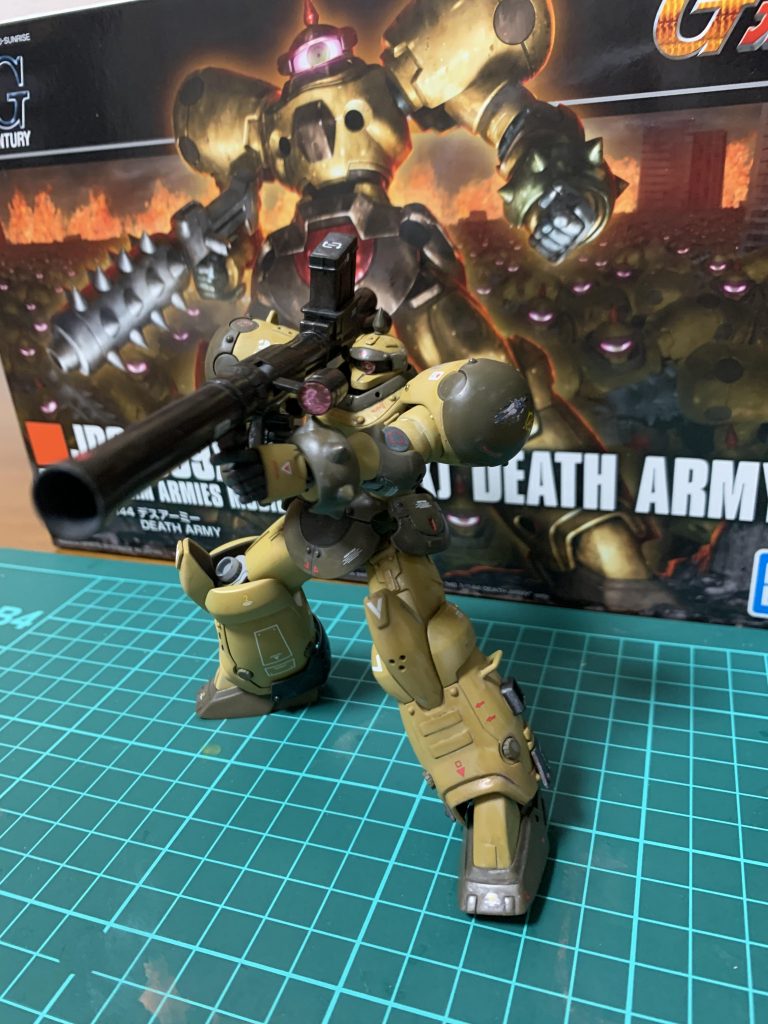 デスアーミー意外と稼働するので、バズーカのスコープも覗いたポージングもできます！