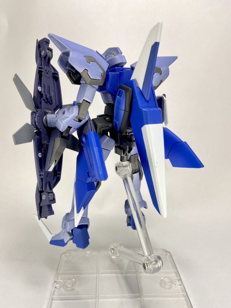 頭・胴体は AGE-1、 手足・腰・バックパックはイージスガンダムを使用してます。バランスなどは全く調整していませんが案外フィットしていたのでラッキーでした。