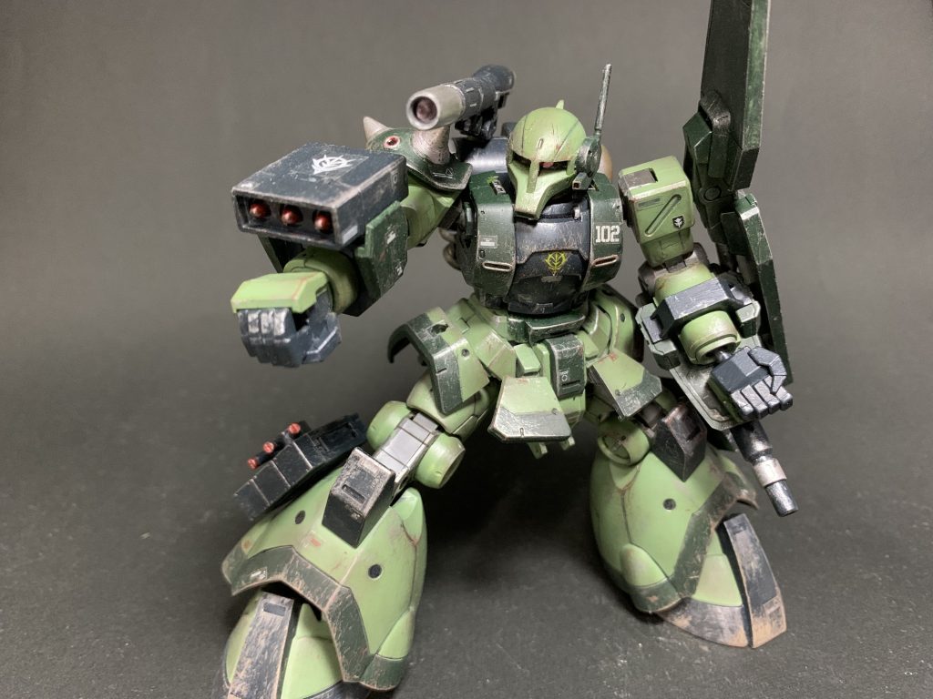 両腕の装備は厨二病ザクことF2000から拝借。完成度高くて大好きですが、左手のキャノンは弾倉ザクマシンガンなので威力低そう😅