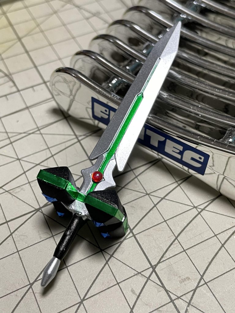 武器はメタリックテープなど使って派手に仕上げています