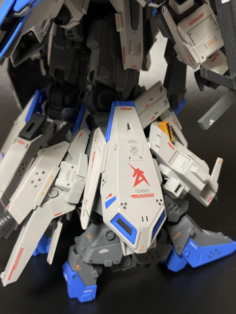 膝下、右後方から 次世代量産機のプロトタイプフレームにZ系の予備部品を集めて構成されているアムロ専用機なので、ユニコーンマーク。