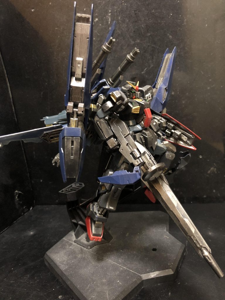 エマ「コレが、スーパーガンダム....。って！ここどこよ！戦闘中域の真っ只中じゃない！私達の任務は艦隊護衛なのよ！？」カツ「......そんなトコにいたら、サラに絶対会えないし....。」エマ「え？何！？」カツ「僕達が敵を皆んなやっつけちゃえば同じ事ですよ！」エマ「そんな子供みたいな理屈...！ああヤダもう！」カツ「もう戻れませんよ。今戻ったら敵機と間違えられて、ヘンケン艦長に撃ち落ちされちゃいます。」エマ「確かにやりかねないわ...。ミノフスキー粒子で艦にはもう通信出来ないし、腹を括るしかないわ...！」カツ「その意気です。」エマ「覚えてらっしゃい、カツ！絶対許さないわよ。」カツ「ホラ、敵がきましたよ。ロングビームライフルのドームセンサーは通常兵器より遠い標的を狙えます。敵に近づかれる前に撃破してください。」エマ「言われなくてもわかってるわ！」