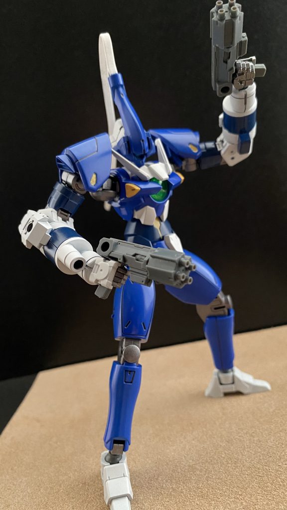 　GNドライブを持つ機体をベースにしているようだが、その胸部はGNドライブではなく高性能センサー。また、頭頂部より伸びているのは特殊レーダーである。これらの装備により、まさに針に糸を通すような精密射撃を可能としている。