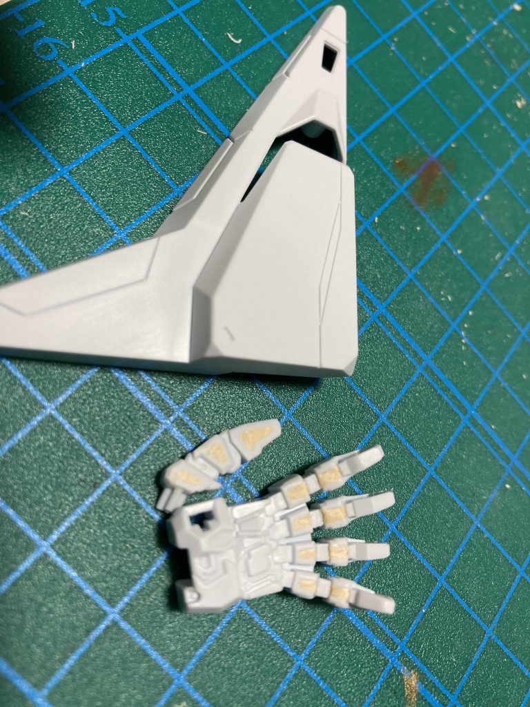 手のひらにパテ、ミノフスキークラフトにスジボリ