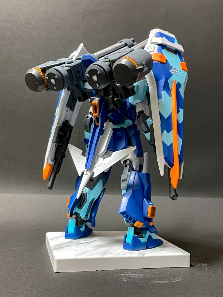 ストライクをベースにダガーLやデュエルのパーツを使っています。一応「ザク」を冠していますが使ったザクのパーツは頭と胸のダクトだけという()