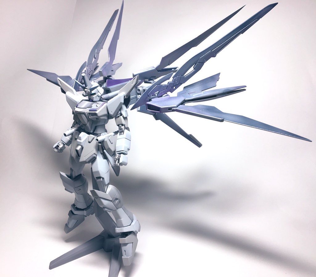 立ち立っているだけで神々しいですね。バックパックのグラデーションが良い感じに雪が積もっているようにも見えて気に入っています。本体はインジャ+ストフリです。ストフリの脚は3ミリ延長して調整してあります。本体はガイアのウォームライトグレー、スチールホワイト、サフグレーの三色を使用しました。関節にガイアのEXシルバーを使うことで本体がかなりキリッとしたかと思います。