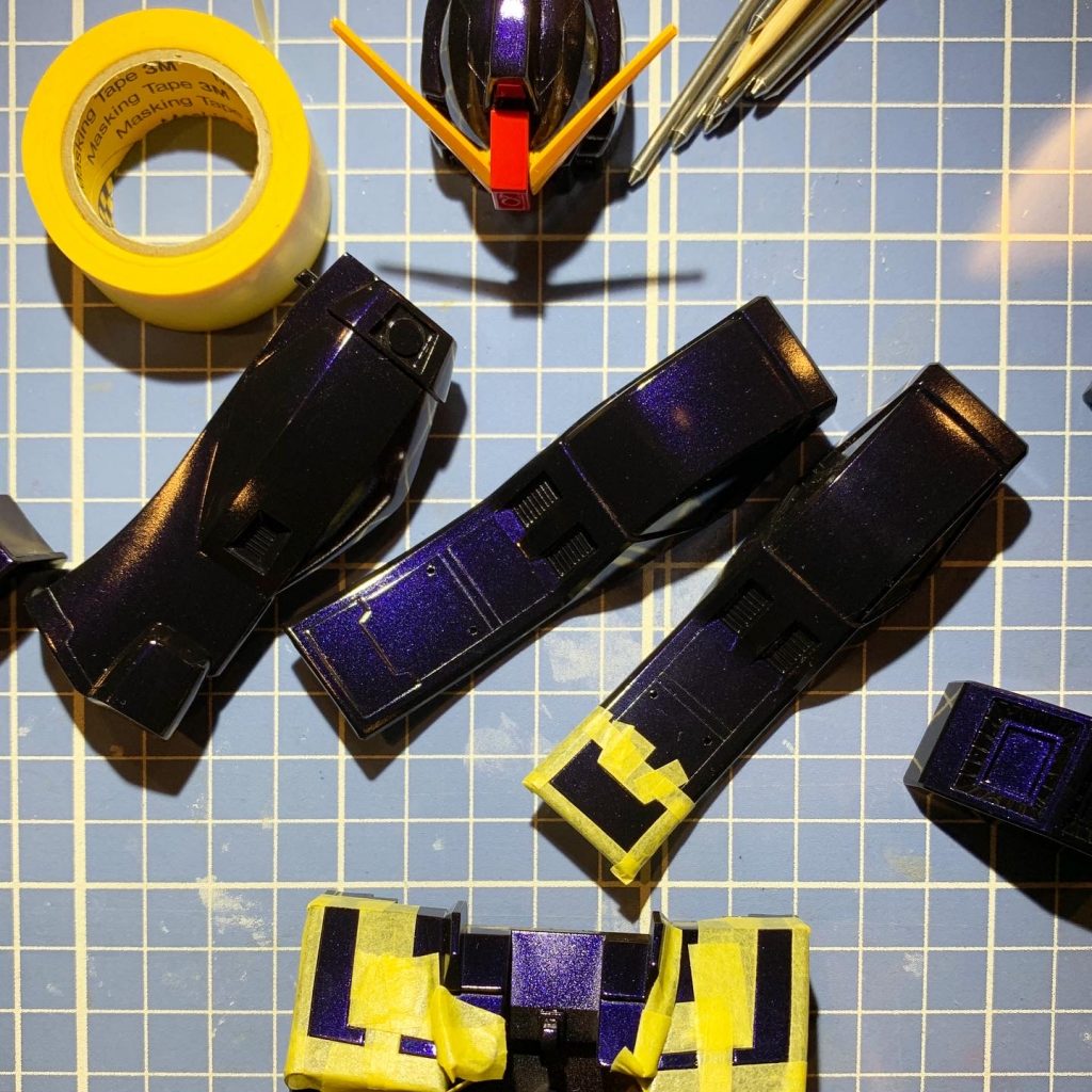 黒い装甲のみ光沢なので黄色いライン等はマスキングして白サフ→橙黄色で塗装後、艶消し