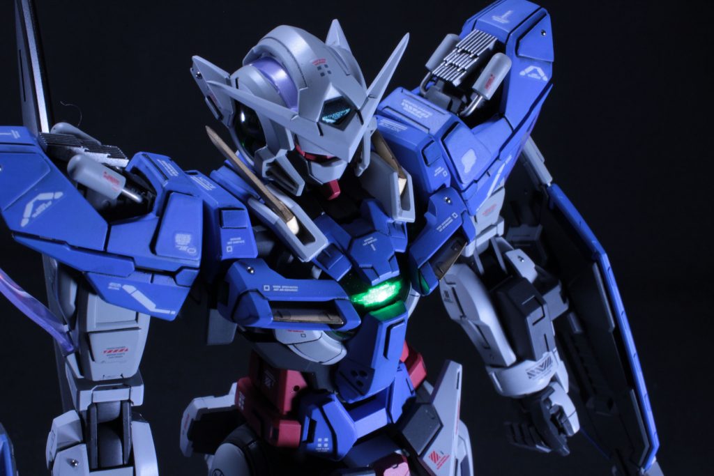 1mmメタルボールを使用。1mm穴を半開けしてはめ込んだだけのお手軽仕様♪(´ε｀ )肩アーマーはくり抜き、ちょこっと(*´･ω･｡)σ)`-' )ｨｼﾞｨｼﾞ...