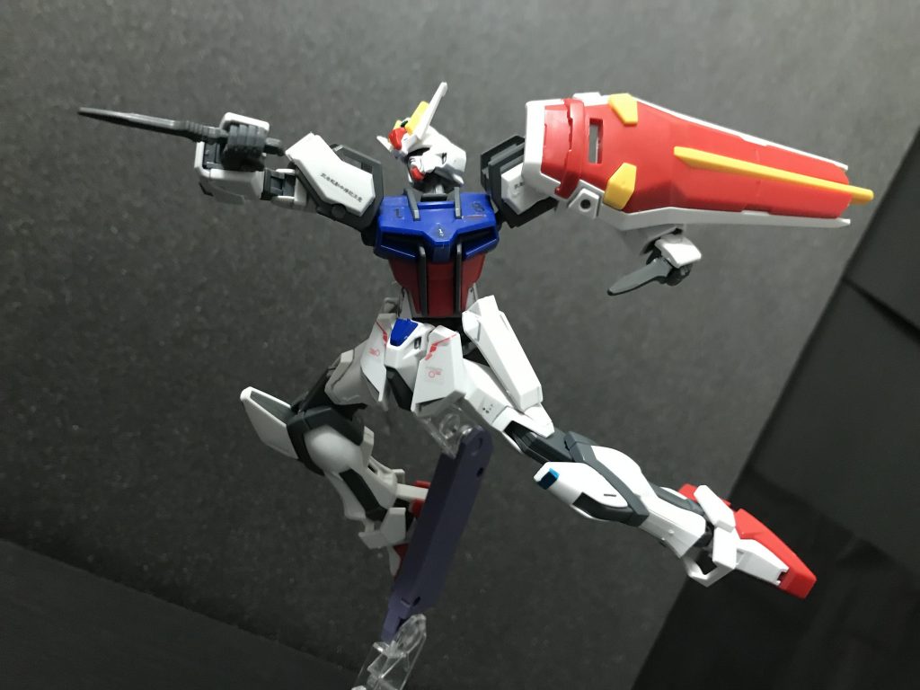 武装はナイフですねw昔は何も変哲もないガンプラでしたね…