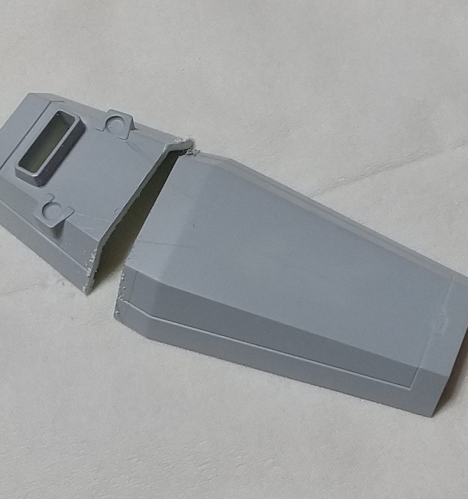 シールドは十字を削り落とし、上部をぶった切りました。(氏もそうしていますが、切った部分は違います)私は基本、後ハメ加工以外で切断はしないので、こんな大きなパーツをノコで切るのはちょっと緊張しました。