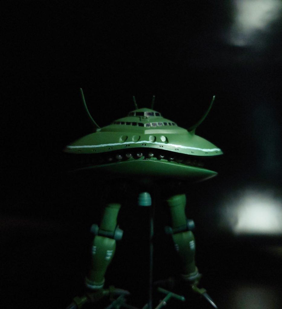 リアビュー。胴体の白線はMSVを、足のマーキングは漫画THE ORIGINを参考に手描きしています。塗装はガンマカエアブラシで、ザクダークグリーン、ジオングレーの2色、黒はマッキーで上からペン塗りしています。小さくていっぱいあるメガ粒子砲と股間スラスターにはビーズをはめています。