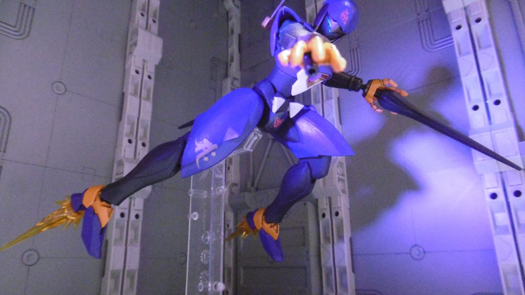 実は飛べます。梵字【勢至菩薩】を脚力強化の意味付けで使い、跳躍力も強化。基本的には地上特化であり、空中戦や宇宙戦も不可能ではない程度の機動力なので、専用機ほど速くは動けません。その代わり地上では俊足。地形適性の設定は考えていませんが、水中だと軽量化の影響により、深く潜るほど水圧で自壊すると思われます。