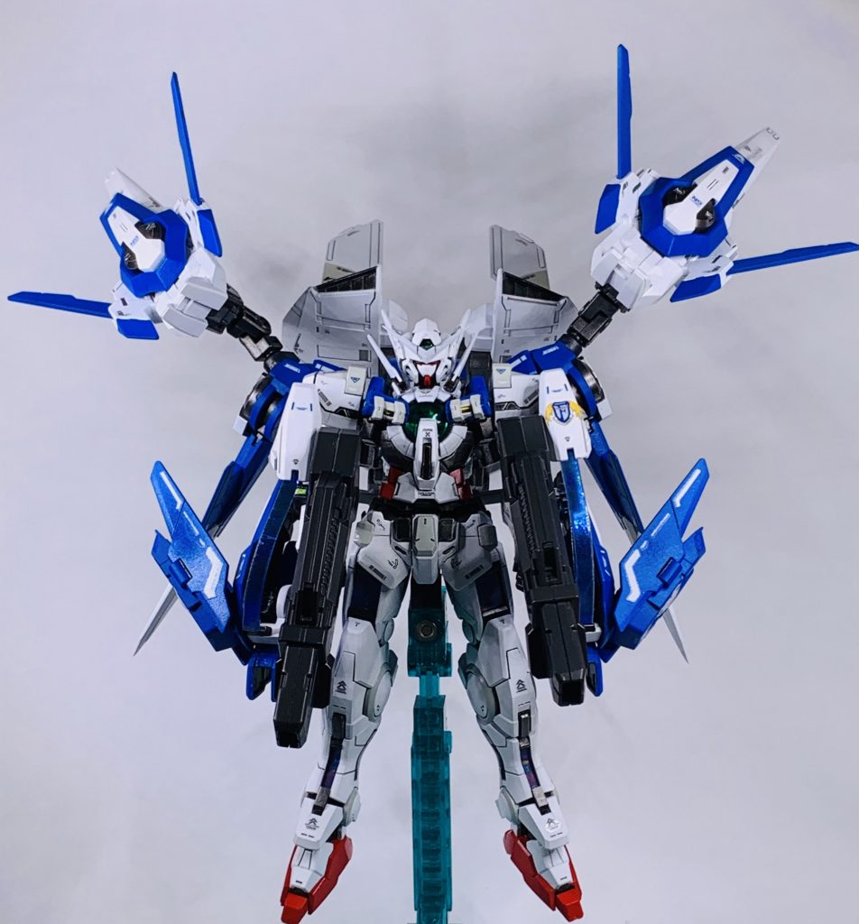 全体像。両側に大きく突き出したオーライザーのパーツを女神アストレアの持つ天秤に見立てて「リーブラ」と名付けてみました。また劇場版の時代という事を考慮してアストレアもエクシアの部品に一部置き換えて近代化改修を施した、ということにしてます。正直装備の重量が重過ぎるのでアクションはほぼ出来ません……