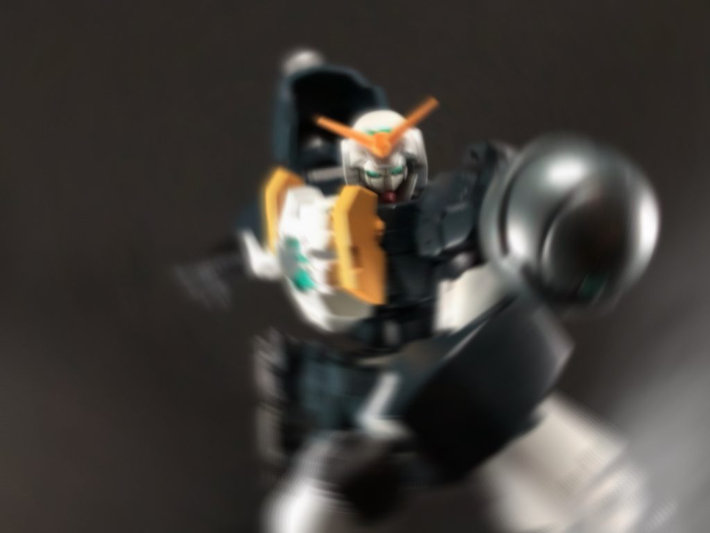 まずは一枚目、左肩に装備されている鉄球グラヴィティプーシュカでタックル!!戦い方は主に強固な装甲で敵の攻撃を弾きながら、近距離での格闘戦を繰り出すのが主なスタイルです。特殊な金属で作られている鉄球は少しの衝撃でも当たった相手に深刻なダメージを与える強力な兵器です!!痛そう