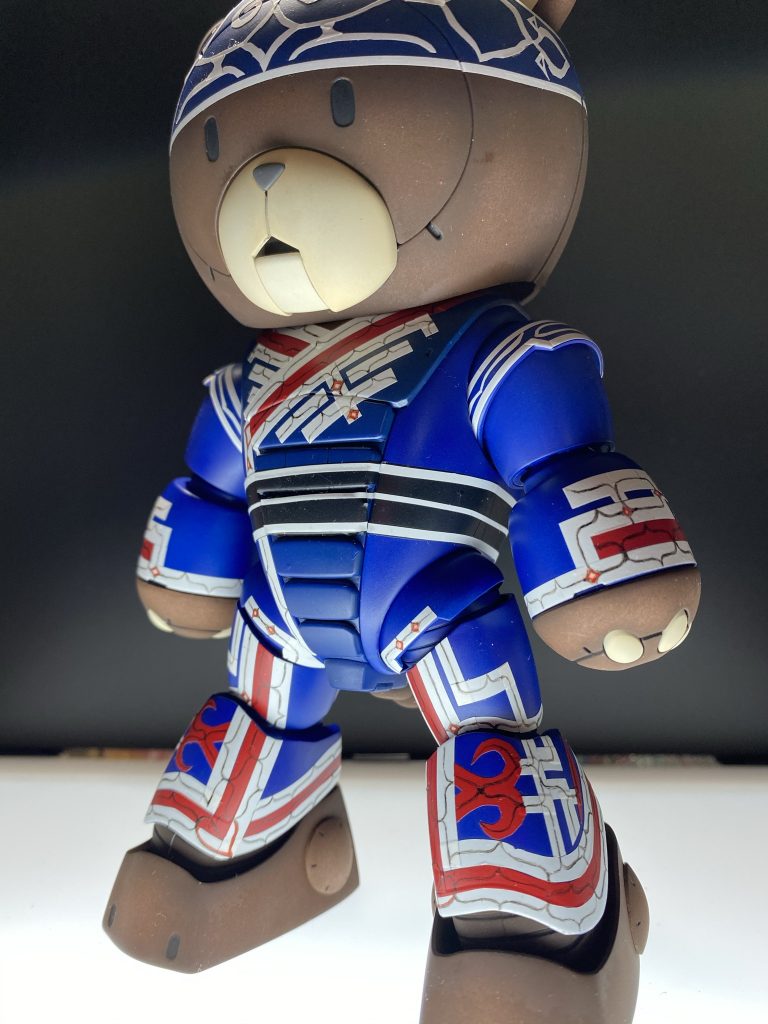 顔や手足はクレオスのクールホワイトで下地を作った上に薄めた塗料を吹き重ねてグラデーションをかけています。