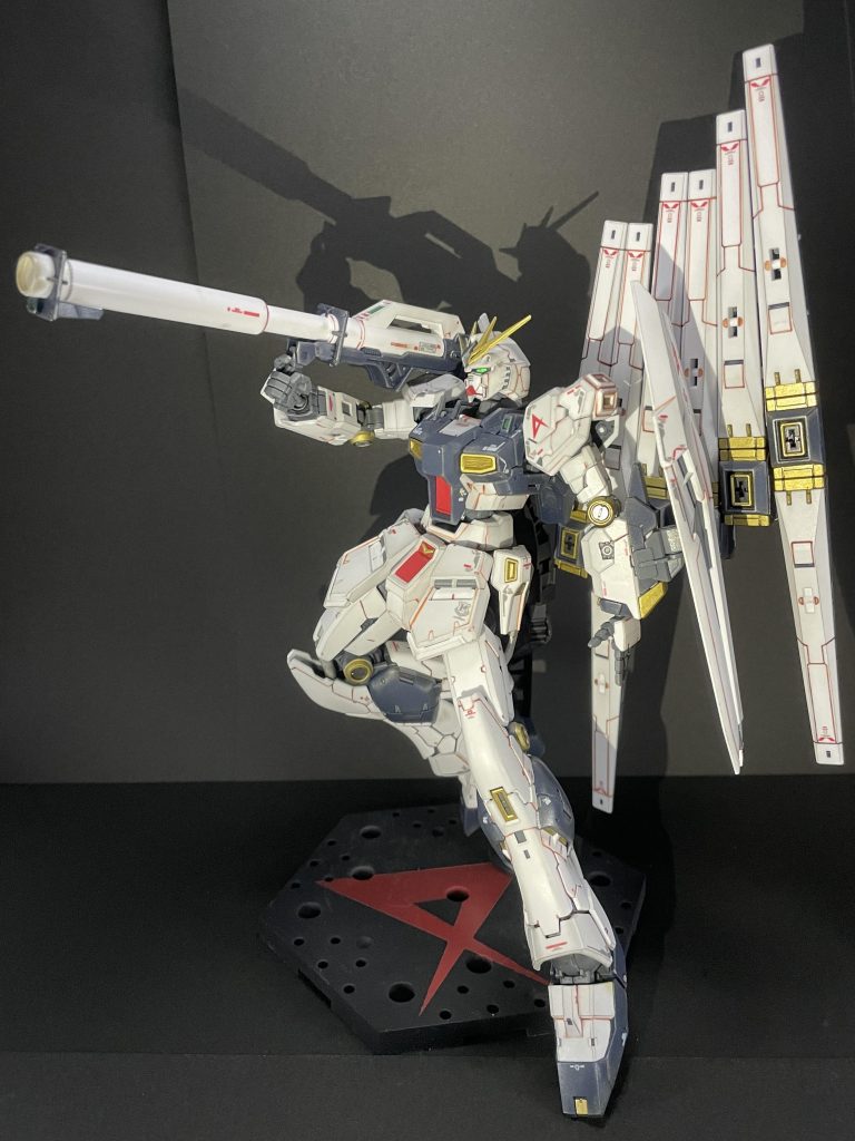 付属のシールは段差が目立たないようにするために、デザインナイフで必要な部分以外を出来るだけ切り取っています。意外とこの切り取る作業が大変で、シールを貼るだけで結構時間がかかりました。ただ、その苦労に見合うくらい段差が目立たなくなったと感じてます。ポーズとらせてみて改めて思ったんですが、足長いなぁと感じました。アニメと体型は違う気がしますが、これはこれでカッコいいですね!