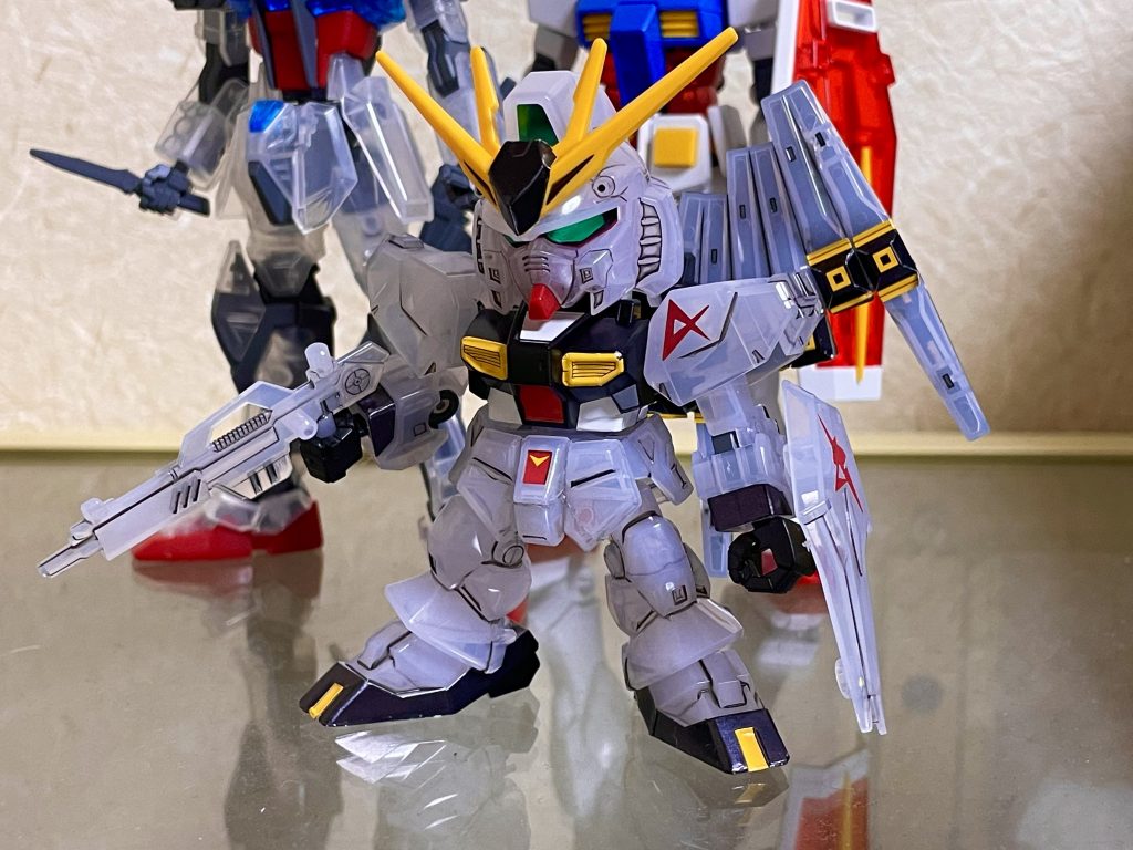 ガンダムさんはやっぱりシールドとビームライフルの装備はいいっすね。ストライクさんは背中のやつないと寂しいです。説明書にHGを買って装備してねとのこと。そりゃないっす_:(´ཀ`」 ∠):νガンダムはクリアパーツでもっさりしていたので軽く墨入れしました。いい感じ!と思ったらフロントスカートが砕けました。エナメルで墨入れダメでしょ…。忘れてました。