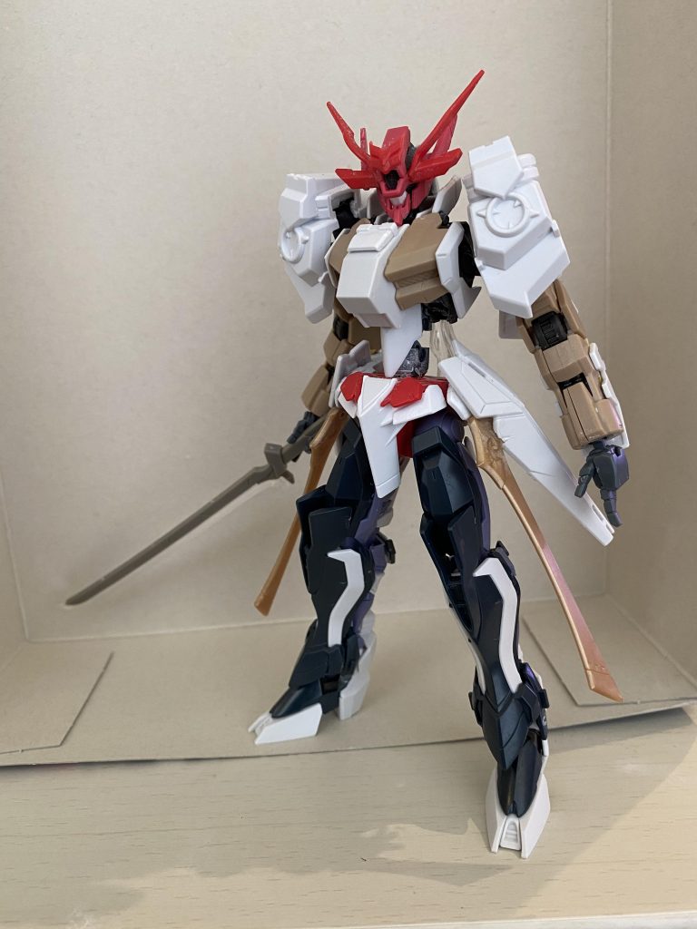 初期案。この時点で全体の構成はほぼ決まっていましたが、この時点では胴体にもフルシティを使用していました。また、腰関節は二重のボールジョイントで接続しており、キットのままでは取れない胴体を捻るようなポーズを取ることができるようにしてあります。 