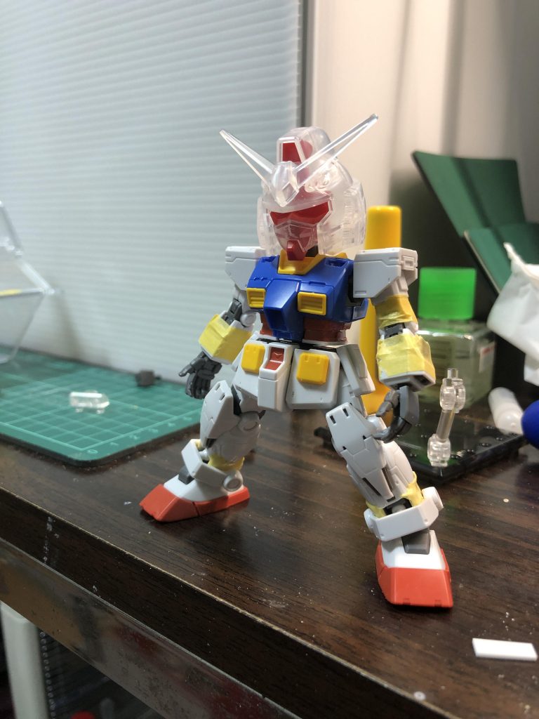 頭部は一番くじのクリアSDEXガンダムです。ハードオフで破格だったので…肘膝近辺の内部フレームがかなり厄介でした、腕足を短くカットしようと思うと必ずフレームが干渉してしまいフレームもカットしないといけません…一部の関節可動は諦めて加工を進めました。