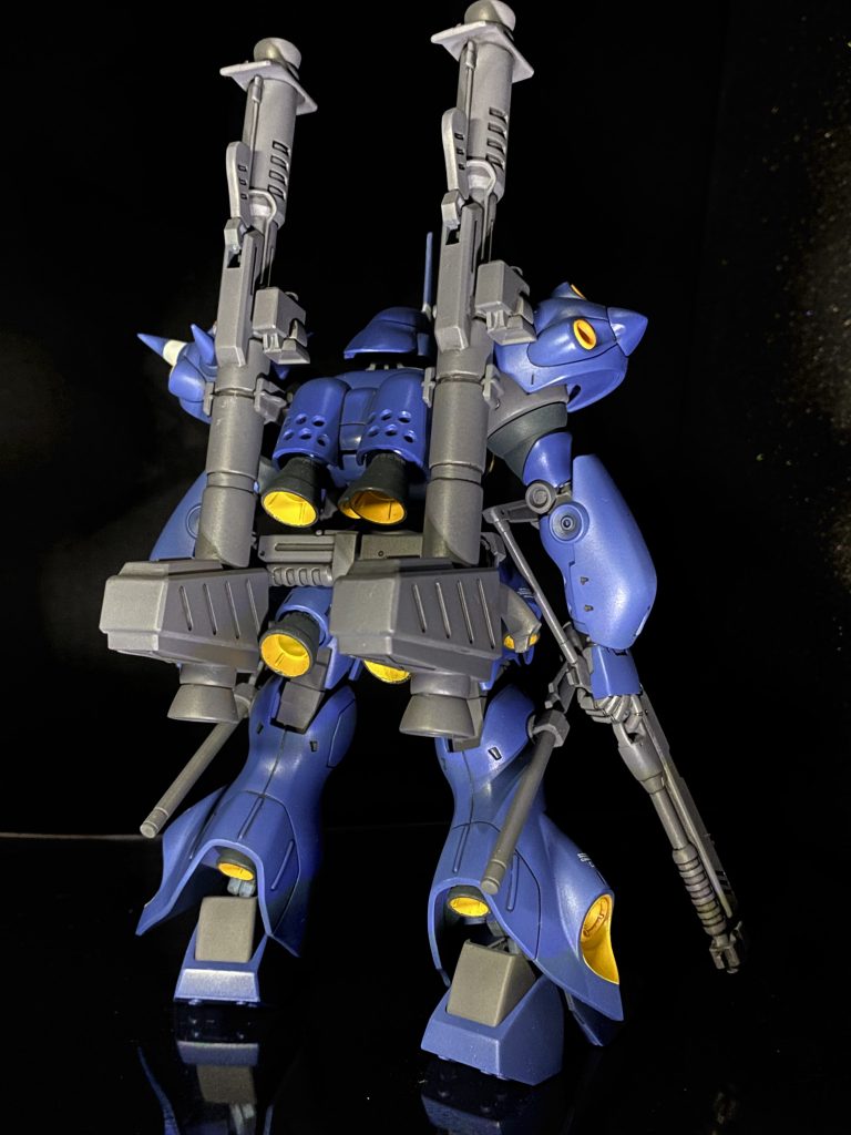 バックショット。武器の配置が素敵。男のロマンが満載ですな。