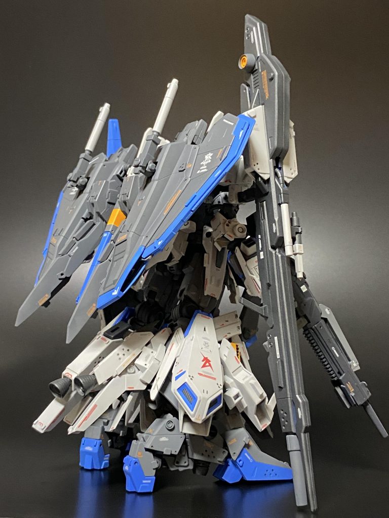 右側斜め後ろから 右肩にメガランチャーを懸架している。 サブアームで接続されているがそのままで射撃出来る訳では無い。