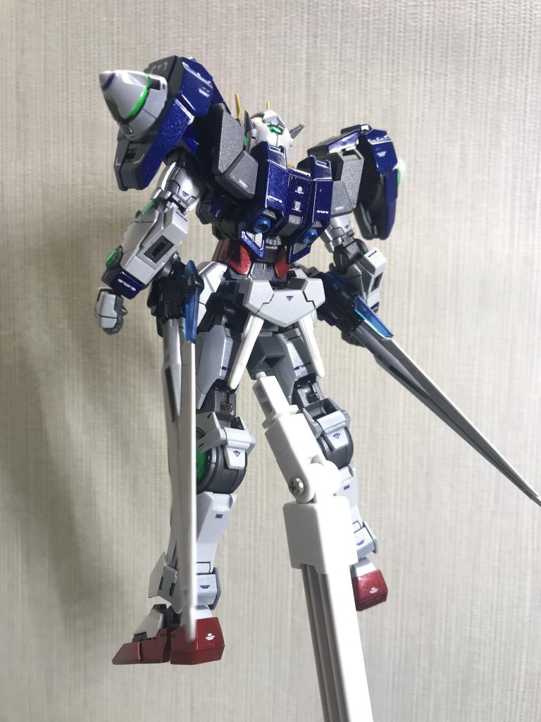 分かりづらいですが頭後ろのリアリスティックデカール部分はシールの上からエメラルドグリーンのレジンを塗りました。