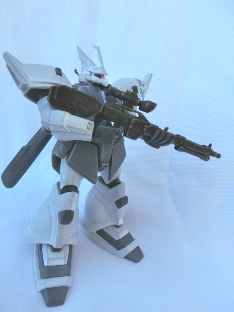 大したことはしてなくて、モノアイとライフルの照準器に100均のラインストーンを使ったくらいです。基本塗装はタミヤカラーのマットホワイトにジャーマングレー、それと、ものはためしと100均のラッカースプレーを使ってみました。(使わなければよかったという感想です)ウェザリングは軽くドライブラシをした程度で、パパッと完成としました。