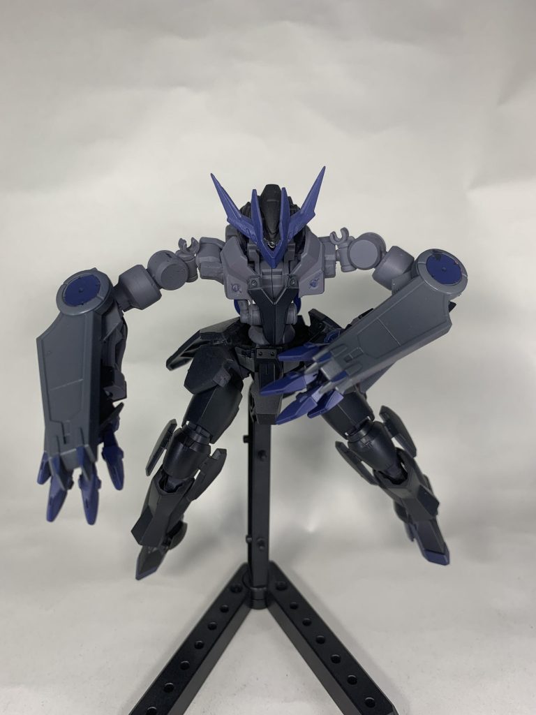 本作は阿頼耶識を採用しており、ナノマシンのリミッターを解除することで装甲をパージ、機体の軽量化を行い、クローによる高速白兵戦へと切り替える事ができます