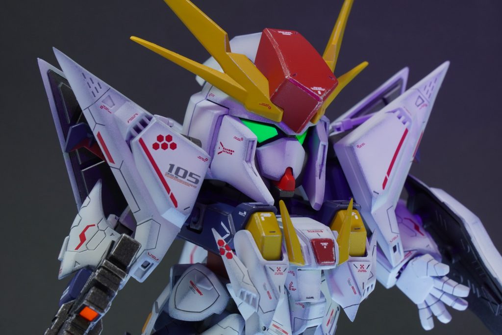 顔はパテの削り出しで、胸部パーツはプラ板加工で劇場版の雰囲気に近づけてみました。大量のデカールはアシタノデカールです。透明部分を剥がしていく瞬間がとても気持ちが良いですね。