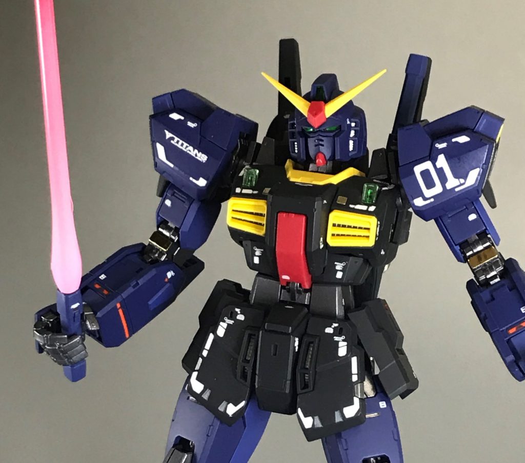 ビームサーベルは個人的には長すぎるのでカットして、白でグラデ塗装してみました。