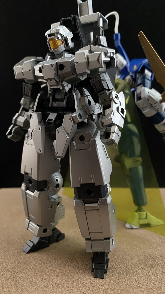 　「武器」であるが、移動時などは人型形態を取る。AI「ジェシー」により制御されるレンマーツオ専用のサポートマシンである。その性能は通常のMSと同等、それ以上である。ちなみに、このAI「ジェシー」は非常に口が悪いという事を明記しておく。